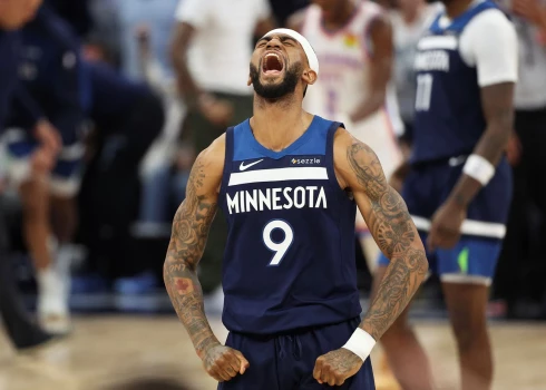 Nikeils Aleksandrs-Vokers cementēs "Hawks" perimetra aizsardzību.