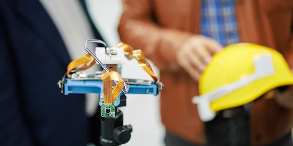 Industrijai šāda ķivere ir ne tikai rīks drošības vai efektivitātes uzlabošanai, bet arī stratēģisks ieguldījums datu vadītā uzņēmējdarbībā.