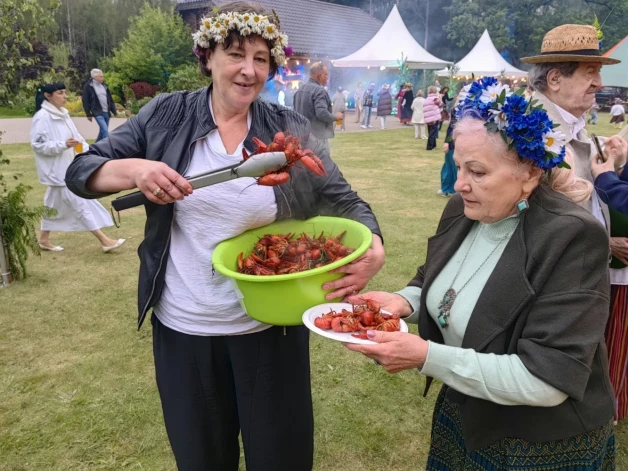 Раков собственноручно варил хозяин поместья.