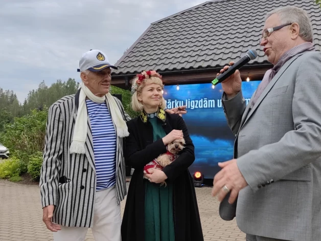 Режиссуру мероприятия миллионер Юлий Круминьш организовал вместе с актрисой Дитой Луриней.