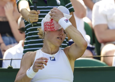 Vimbldonas turnīra pirmajā dienā tenisistiem bija dažādos veidos jāatveldzējas no karstuma.