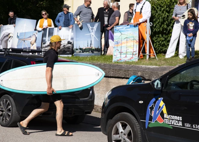 Pēc piketa Pāvilostā Dienvidkurzemes novada pašvaldības deputāti sola apturēt Kurzemes piekrastes lielākā vēja parka ieceri