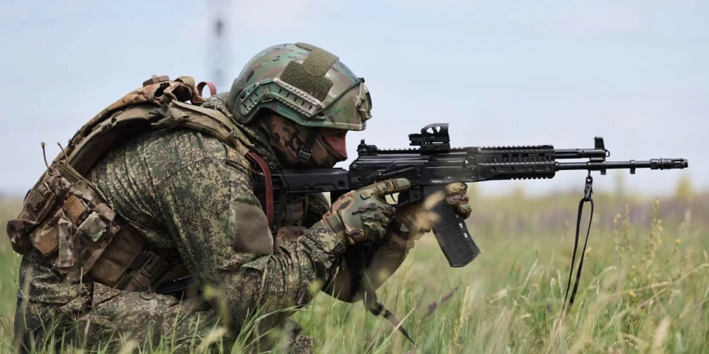 Krievijas militārists apmācībās 2025. gada 1. jūlijā./Ilustratīvs attēls.