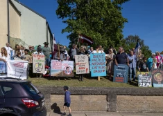 Cilvēki protestē pret vēja parka būvniecību.