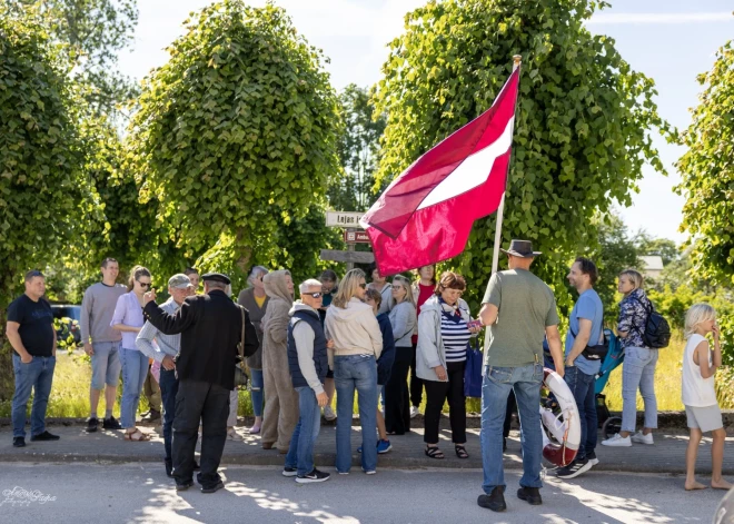 Protests pret vēja parka būvniecību Sakas pagasta mežos.