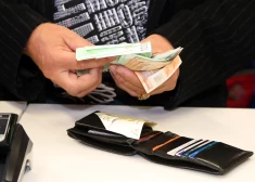 Iesaldēt algas vai labāk samazināt darbinieku skaitu: ekonomisti piedāvā risinājumus