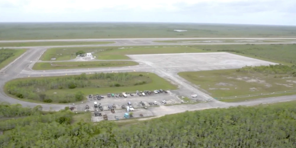 Iecerētais nelegālo migrantu aizturēšanas centrs Floridas Evergleidsā, kur apkārt ir džungļi un purvi