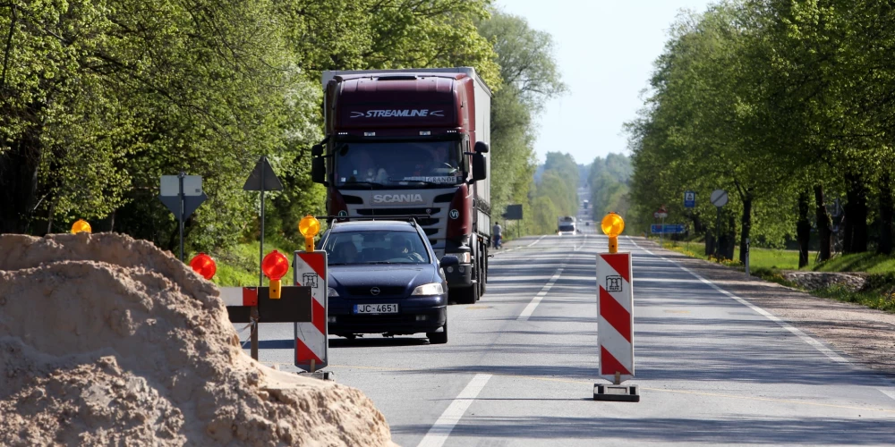 Tilta remontdarbi uz Vidzemes šosejas, kur 63,7.kilometrā pilnībā pārbūvēs satiksmes pārvadu pār dzelzceļu.