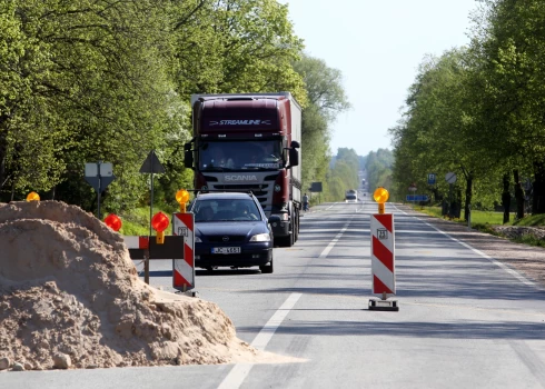 Tilta remontdarbi uz Vidzemes šosejas, kur 63,7.kilometrā pilnībā pārbūvēs satiksmes pārvadu pār dzelzceļu.