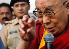 Dalailama uzdāvina igaunim savu svēto troni