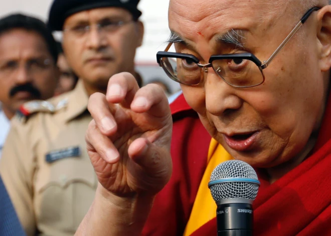 Dalailama uzdāvina igaunim savu svēto troni