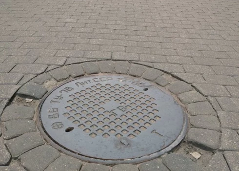 Rīdziniekus mulsina aku vāki ar uzrakstiem krievu valodā. 