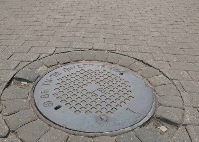 Rīdziniekus mulsina, ka galvaspilsētā joprojām ir aku vāki ar uzrakstiem krievu valodā