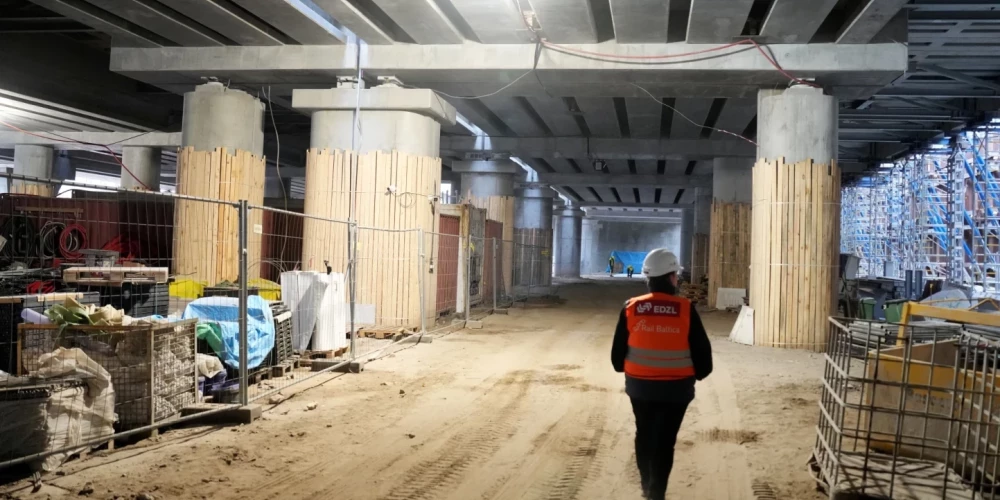Ministrijā skaidro, lai maksimāli apgūtu Eiropas Savienības (ES) finansējumu, tika sākti vairāku projektam nepieciešamo objektu iegūšanas procesi, taču "Rail Baltica" pamattrases projektēšanas darbu kavēšanās dēļ ne visi objekti tika iegūti.