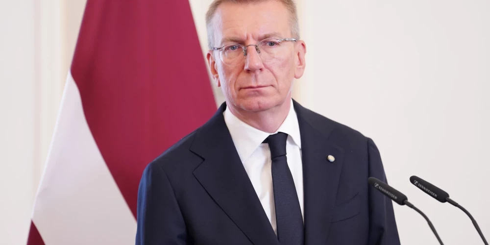 "Iesaldējam algas, iesaldējam valsts pārvaldes birokrātiju. [..] Es runāju par lemjošo daļu, kurai nav tā sliktākā dzīve un atalgojums. Skatāmies, ko mēs varam darīt partiju finansēšanas jomā," sacīja Valsts prezidents.