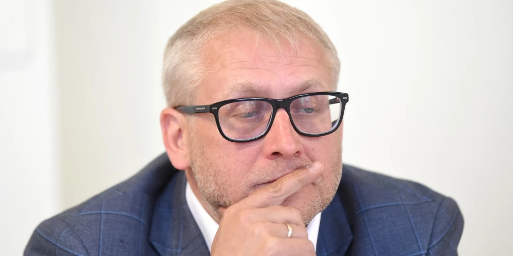 Par Saldus novada domes priekšsēdētāju atkārtoti ievēlēts Latvijas zaļo partiju (LZP) pārstāvošais Māris Zusts.