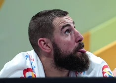 NBA klubs "Kings" aizmaina Valančūnu uz "Nuggets", bet "Raptors" pagarina līgumu ar Peltlu