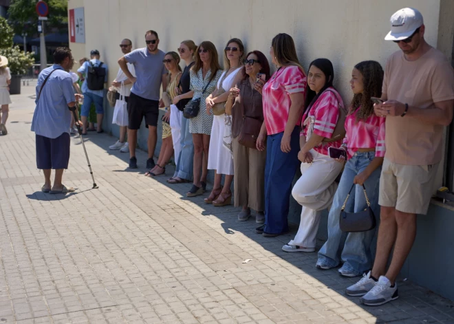 Spānijā karstuma dēļ miris divus gadus vecs bērns - Eiropa turpina "degt"