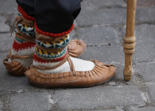 Skolu jaunatnes dziesmu un deju svētku dēļ daudzviet Rīgā sāk ierobežot transportlīdzekļu novietošanu