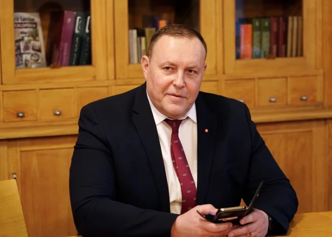 Izmaiņas izdienas pensijās būtu attiecināmas tikai uz jaunajiem darbiniekiem, norāda ministrs