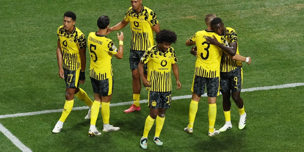 Dortmundes "Borussia" futbolisti pēc vārtu guvuma.