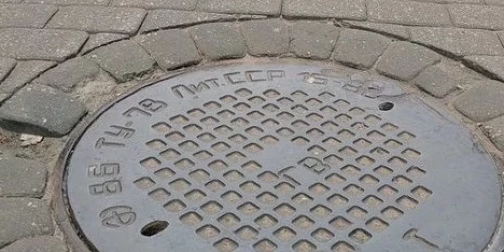 В Риге до сих пор встречаются и старые люки, в том числе с надписями на русском языке.