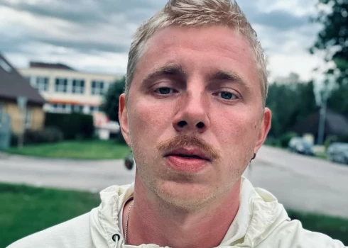 Mūziķis Kristaps Strūbergs kļuvis par blondīni.