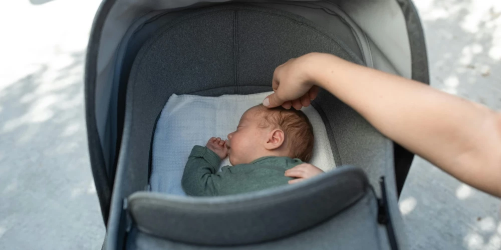 Pētījumā pierādīts, ka karstā dienā, atrodoties tiešos saules staros, ratu pārklāšana ar flaneļa vai muslīna sedziņu var sasildīt ratu iekšpusi par gandrīz 4°C vien 20 minūšu laikā, tādējādi izraisot potenciāli bīstamas temperatūras mazulim.
