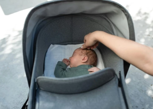 Pētījumā pierādīts, ka karstā dienā, atrodoties tiešos saules staros, ratu pārklāšana ar flaneļa vai muslīna sedziņu var sasildīt ratu iekšpusi par gandrīz 4°C vien 20 minūšu laikā, tādējādi izraisot potenciāli bīstamas temperatūras mazulim.