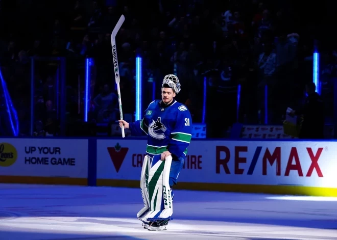 Līgums ar konkurentu tuvina Artūru Šilovu jaunam klubam NHL, neskaidra arī Bļugera nākotne "Canucks"