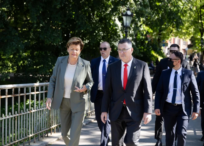 Latvijas ārlietu ministre Baiba Braže un Izraēlas ārlietu ministrs Gideons Sārs dodas uz Brīvības pieminekli.