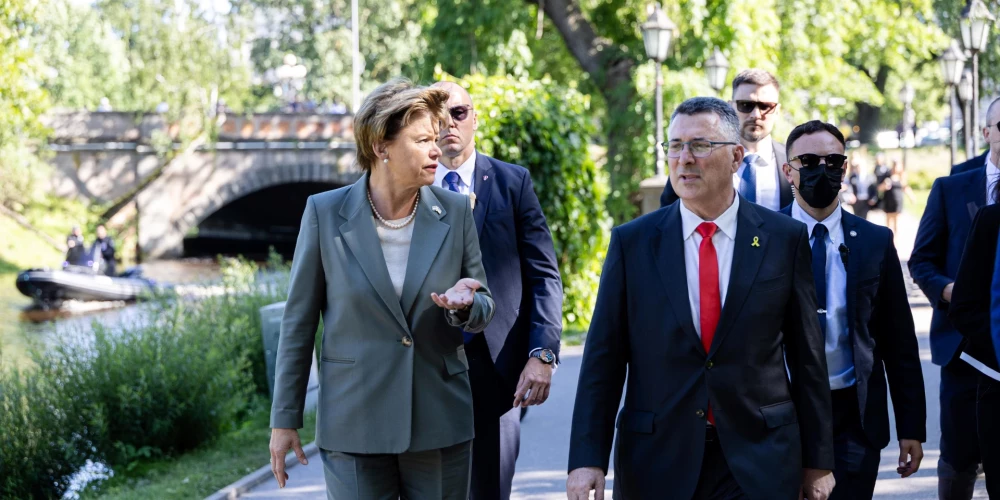 Latvijas ārlietu ministre Baiba Braže un Izraēlas ārlietu ministrs Gideons Sārs dodas uz Brīvības pieminekli.