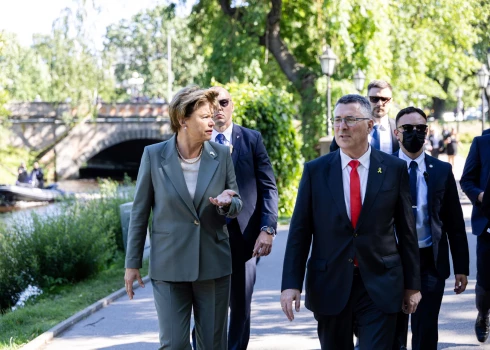 Latvijas ārlietu ministre Baiba Braže un Izraēlas ārlietu ministrs Gideons Sārs dodas uz Brīvības pieminekli.