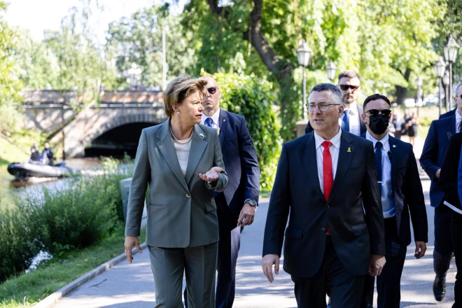 Latvijas ārlietu ministre Baiba Braže un Izraēlas ārlietu ministrs Gideons Sārs dodas uz Brīvības pieminekli.