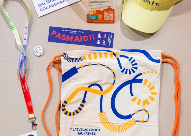 Somiņās iekļauta dalībnieku dienasgrāmata, naģene, nozīmīte, uzlīmes un citas simboliskas piemiņas lietas.