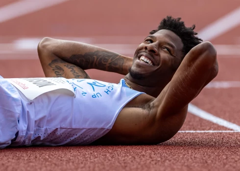 Kriss Robinsons pēc skrējiena Ostravā spēja vien pasmaidīt par kuriozo atgadījumu.