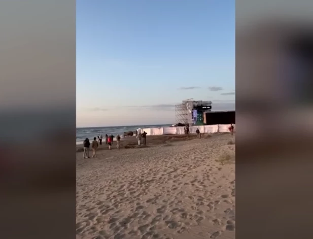 Izraktas bedres tieši pie jūras krasta un norobežota teritorija, kas liedz brīvi pastaigāties gar ūdeni – šādu ainu svētdien, 29. jūnijā, ieraudzīja Dzintaru pludmales apmeklētāji.