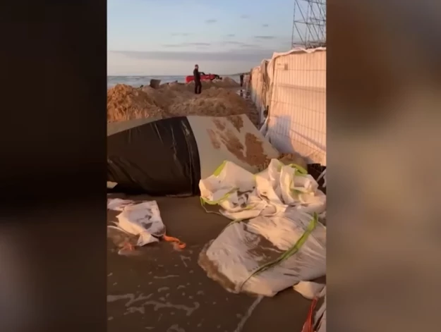 Izraktas bedres tieši pie jūras krasta un norobežota teritorija, kas liedz brīvi pastaigāties gar ūdeni – šādu ainu svētdien, 29. jūnijā, ieraudzīja Dzintaru pludmales apmeklētāji.