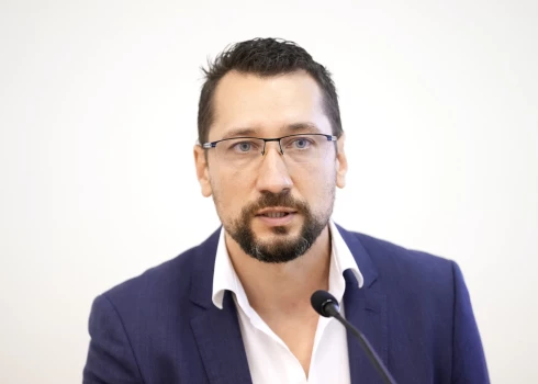 Liekais svars un aptaukošanās var veicināt vairāk nekā 200 dažādu citu saslimšanu attīstību, tādēļ ir svarīgi savlaicīgi vērsties pie ģimenes ārsta, lai pārrunātu labākos risinājumus svara korekcijai."