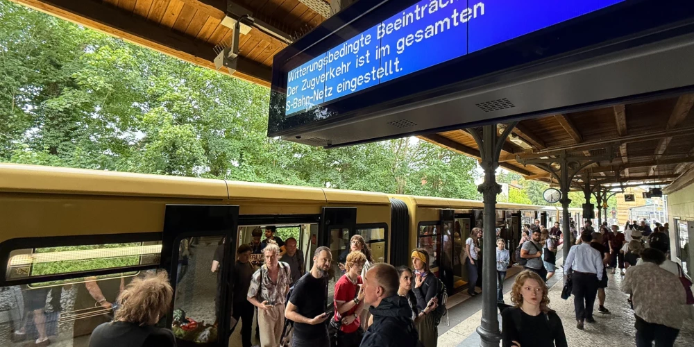 "Traucējumi, ko izraisa laika apstākļi! Vilcienu satiksme tiek pārtraukta visā S-Bahn tīklā," lasāms paziņojumā./Berlīne, Vācija.