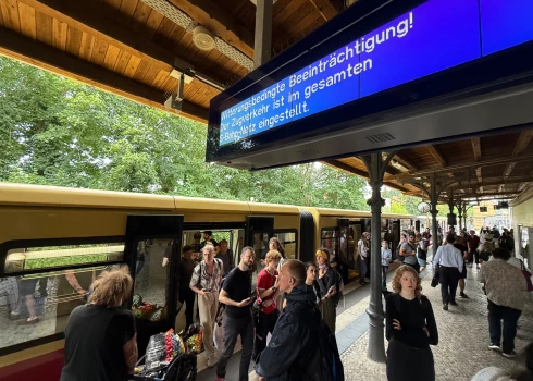 "Traucējumi, ko izraisa laika apstākļi! Vilcienu satiksme tiek pārtraukta visā S-Bahn tīklā," lasāms paziņojumā./Berlīne, Vācija.