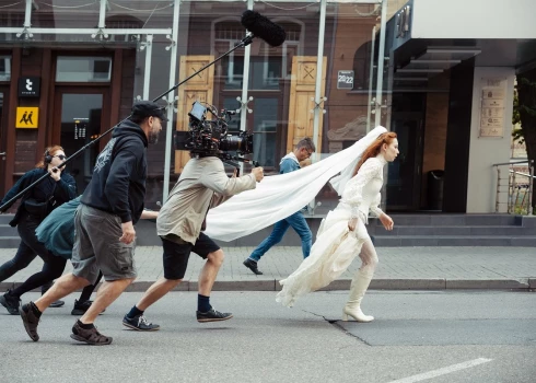 Tā filmē "Līgavu".