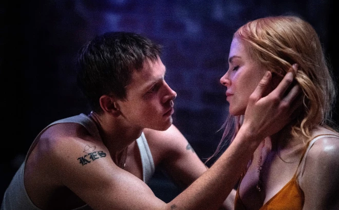 Nikola Kidmena un Hariss Dikinsons filmā “Babygirl” (“Mazulīte”).