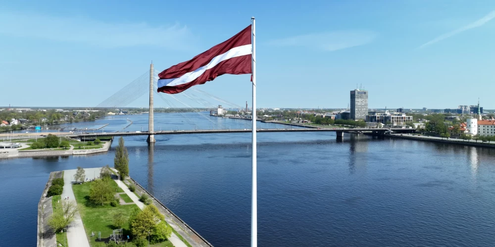 Latvijas karogs uz AB dambja pretī Vanšu tiltam.