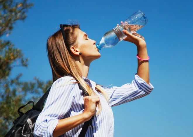 Noderīgi ieteikumi, kā svētku karstumā neaizmirst, ka jādzer ūdens
