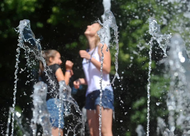 Не перегрейтесь! Сегодня жителей и гостей Риги приглашают освежиться на городских пляжах и у фонтанов