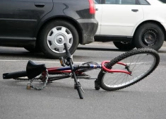 Uz Marijas ielas notrieca velosipēdistu un aizlaidās! Aicina atsaukties sadursmes aculieciniekus