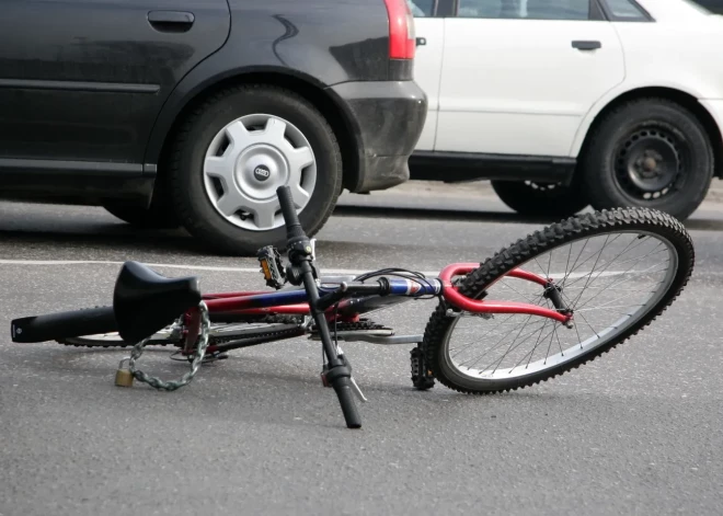 Uz Marijas ielas notrieca velosipēdistu un aizlaidās! Aicina atsaukties sadursmes aculieciniekus