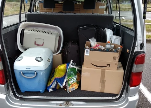 Vasarā vislabāk lietot aukstumsomu, kurā drošāk transportēt temperatūras jutīgus produktus no veikala uz mājām. Temperatūras jutīgus produktus (dzesētos un saldētos produktus) neliec bagāžniekā, jo šī mašīnas zona uzkarst daudz vairāk.