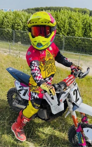 Stefānija pilnā ekipējumā uz sava "Husqvarna  motocikla sacensību trasē.